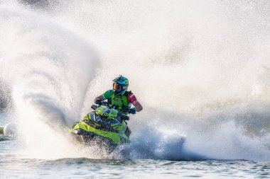 Krasnodar, Rusya - 24 Ekim 2020: Jet kayak yarışçısı Güney Rusya Aquabike Şampiyonası 'nda yarışırken su aracını dönüş ve sıçrama yaparak sürüyor.