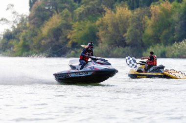 Krasnodar, Rusya - 24 Ekim 2020: Jet ski kadın yarışçısı Güney Rusya Aquabike Şampiyonası 'nda yarışırken suya düşen su aracını sürüyor.