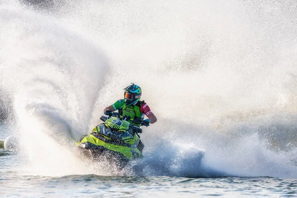 Krasnodar, Rusya - 24 Ekim 2020: Jet kayak yarışçısı Güney Rusya Aquabike Şampiyonası 'nda yarışırken su aracını dönüş ve sıçrama yaparak sürüyor.