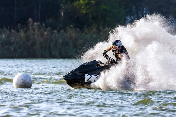 Krasnodar, Rusya - 24 Ekim 2020: Jet kayak yarışçısı Güney Rusya Aquabike Şampiyonası 'nda yarışırken su aracını dönüş ve sıçrama yaparak sürüyor.