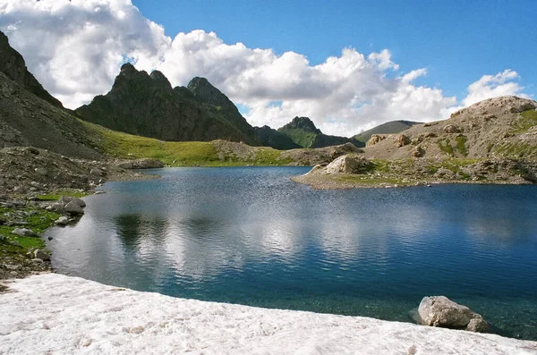 Сцена Блакитного Неба Гірське Озеро Сонячне Літнє Озеро Вершиною Альпінізму — стокове фото