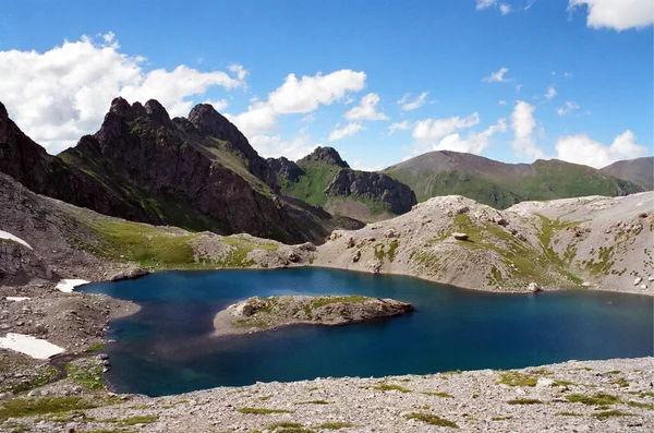 Cênico Azul Céu Montanha Lago Ensolarado Verão Paisagem Com Pico — Fotografia de Stock