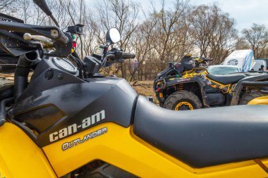 Afipsip, Rusya - 31 Ekim 2020: BRP Can Am Outlander dört tekerlekli bisikleti çamur yarışması için hazır. ATV SSV motosiklet yarışmaları popüler ekstrem spor ve açık hava etkinlikleridir.