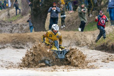 Afipsip, Rusya - 31 Ekim 2020 BRP dörtlü bisiklet yarışında sporcu çamur ve su sıçratma yarışı yapıyor. ATV SSV motosiklet yarışmaları popüler ekstrem spor ve açık hava etkinlikleridir.
