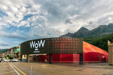 Sochi, Rusya - 27 Eylül 2020: WOW Arena binası Kafkasya 'daki Polyana dağ kayak merkezi ve bulutlar güneşli yaz günlerinde. Manzara manzarası