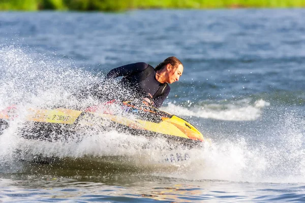 Krasnodar Rusia Julio 2020 Joven Mujer Caucásica Jet Ski Conduce —  Fotos de Stock