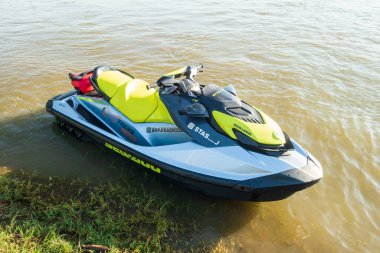Krasnodar, Rusya - 25 Temmuz 2020: Yeni BRB Sea-Doo GTI SE jet ski logosunun kapanışı kırsal bölgedeki nehir kıyısında suyun üzerinde dinleniyor