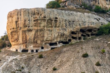 Tepe-Kermen, Kırım 'da antik bir mağara kasabasıdır. Manzaralı güneşli gün manzarası