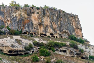 Tepe-Kermen, Kırım 'da antik bir mağara kasabasıdır. Manzaralı güneşli gün manzarası