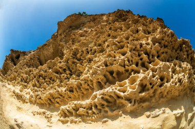 Bakla, Kırım 'da antik bir mağara kasabasıdır. Mavi gökyüzünün altında güneşli bir manzara