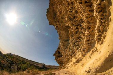 Bakla, Kırım 'da antik bir mağara kasabasıdır. Mavi gökyüzünün altındaki Bakla 'nın güneşli manzarası