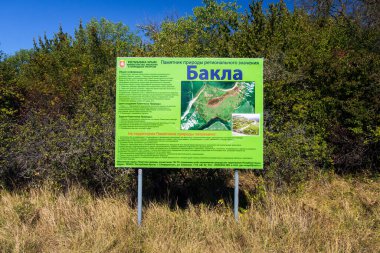 Kırım, Ukrayna - Eylül 2020: Bakla, Kırım 'da antik bir mağara kentidir. Bakla Doğa Anıtı 'nın turist bilgileri ve mağara haritası.