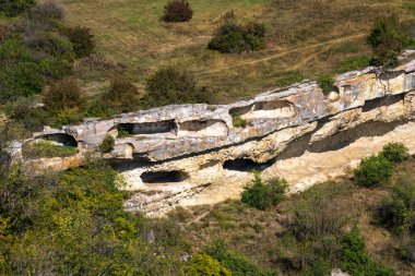 Bakla, Kırım 'da antik bir mağara kasabasıdır. Mavi gökyüzünün altındaki Bakla 'nın güneşli manzarası