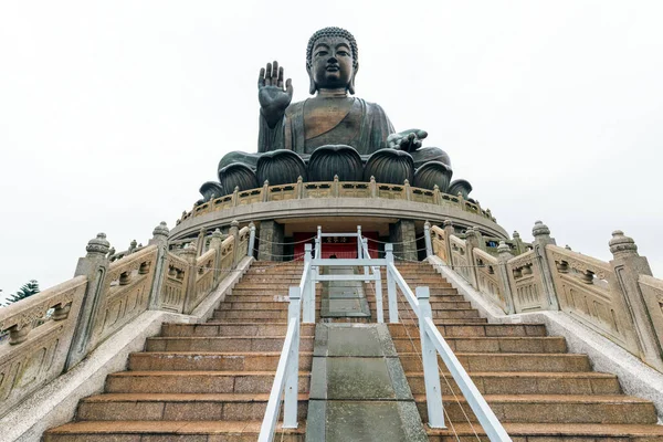 2016年1月26日 大規模な青銅の仏像釈迦天タン仏として知られている34メートルの高さと250トン以上の重さです 訪問者は仏に到達する268の手順を登る必要があります — ストック写真