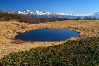 Khmelevskoye Dağı Gölü adı Zerkalnoye. Sonbaharda, Kafkasya 'nın karlı dağ zirvelerinde. Güzel mavi gökyüzü manzarası. Krasnaya Polyana, Sochi, Rusya.
