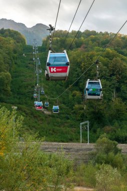 Sochi, Rusya - 30 Eylül 2020: Krasnaya Polyana dağ kayak merkezinde teleferik. Kafkas dağlarının manzaralı yaz manzarası.