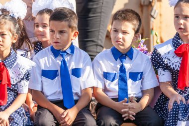 Krasnodar, Rusya - 1 Eylül 2020: İlköğretim yıllarında okulda birinci sınıf öğrencileri. Çocuklar okul tatilinde.