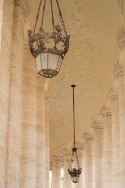 Asılan fenerler, İtalya 'nın tarihi Roma bölgesinde sütunlarla süslenmiş bir tavan altında ışık sağlıyor. Mimari güzellik detaylarda açıkça görülür..