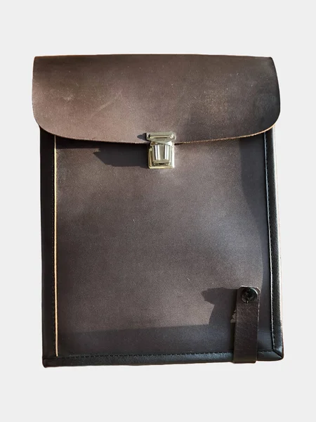 Metal tokalı ve sağlam dizaynlı, dikdörtgen deri bir çanta.