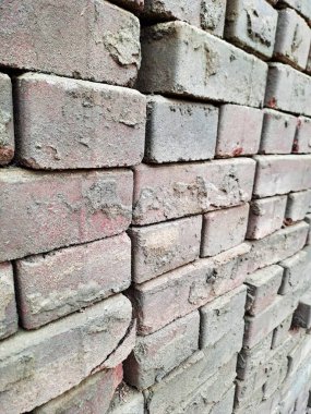 Kirli Kızıl Çamur Tuğlaları Kullanıma Hazır