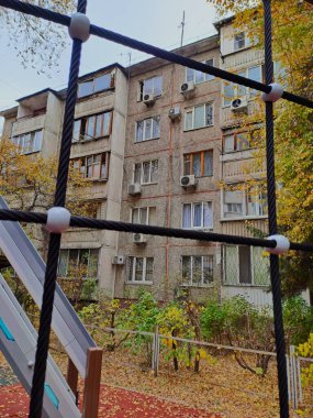 Halatlar vasıtasıyla Sovyet-Dönem Apartmanı manzarası