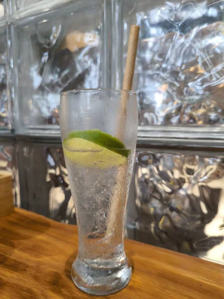 Limon dilimi ve çevre dostu pipetle ferahlatıcı içecek.