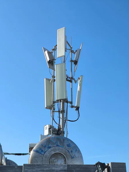 Telekomünikasyon Anten Kulesi Açık Mavi Gökyüzüne Karşı