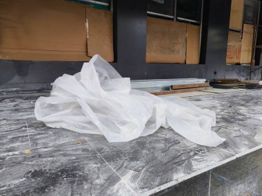 İnşaat alanında kırışık beyaz plastik çarşaf.