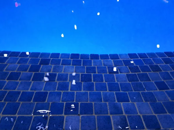 Koyu Mavi Havuz Döşemeleri Parlak Su Işıklarını Yansıtıyor