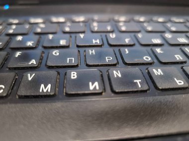 Yakın plan görüntüsü, bir bilgisayar klavyesinde siyah Shift ve Enter tuşlarının yanı sıra çalmak, duraklatmak, atlamak ve durdurmak için ortam kontrol düğmelerini vurgular