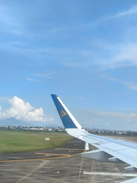 Almaty 'den Da Nang' a olan uçuş sırasında Astana hava uçağının kanadı Vietnam üzerinde görüldü.