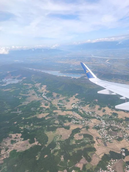 Almaty 'den Da Nang' a olan uçuş sırasında Astana hava uçağının kanadı Vietnam üzerinde görüldü.