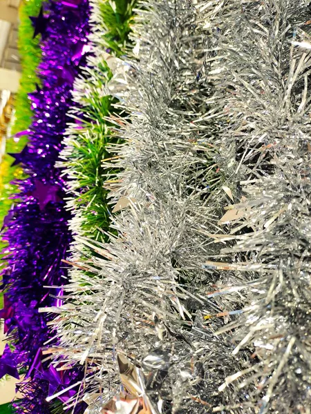 Parlak, renkli tatil telleri parlak mor, parlak yeşil ve gümüşe benzer renkler sunar.