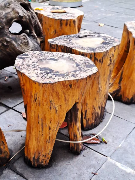 Canlı kırmızı, sarı ve mavi ipek fenerler antik bir kasabadaki büyük yapraklı bir ağacın tepe örtüsünü süslüyor.