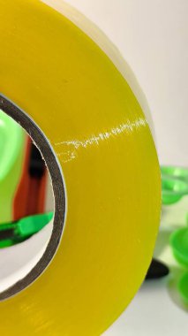 Kırmızı bıçak ve yeşil plastik nesnelere sarılı sarı şeritten bakarak yaratıcı yakın çekim