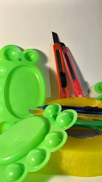 Parlak yeşil boya paletleri koleksiyonu ve zanaat veya hobi projesi için düzenlenmiş çok renkli maket bıçakları
