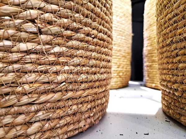 Doğal malzeme dokusunu gösteren el yapımı hasır sepetlerin detaylı görünümü ve ev depolama için zanaatkarlık