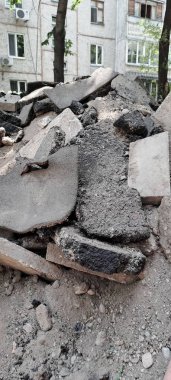 Kum ve toprak yığınının yakınındaki bir kazıcı ya da traktörden alınan derin lastik izlerinin yer seviyesi görüntüsü