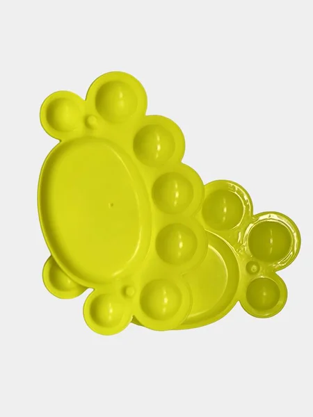 Sanatçılar ve çocuklar için suluboya veya akrilik boya için birden fazla karıştırma kuyusu bulunan temiz ekipman