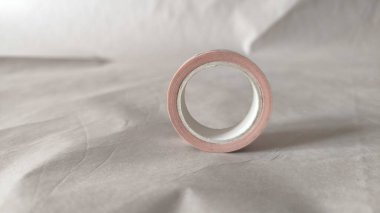 Dekoratif bant rulosu dikey olarak desenli beyaz kumaş ya da kağıt yüzeyine yerleştirilmiş