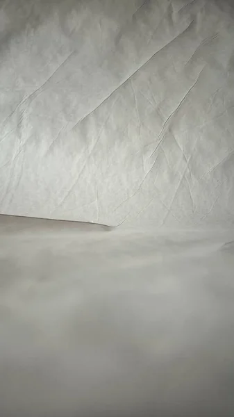 Yaratıcı tasarım için kırışıklıkları ve gölgeleri olan minimalist estetik yüzey