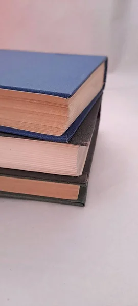 Eski kitapların siyah beyaz yığını yakın plan