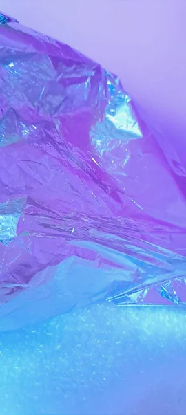 Pırıl pırıl menekşe ve cyan renkleriyle gelecekçi plastik doku rüya gibi bir estetik yaratıyor.