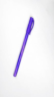 Beyaz arkaplanlı mor tükenmez kalem