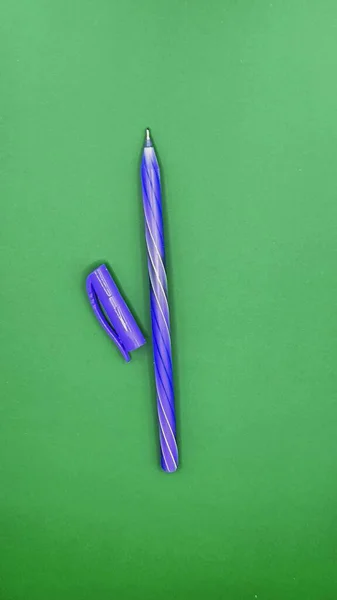 Parlak kağıt yüzeyinde duran bir enstrüman parçasının ayrıntılı görünümü