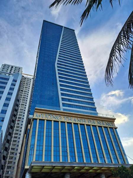 Muong Thanh Luxury Da Nang Hotel binası mavi cam cepheli.