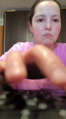 Dizüstü bilgisayarda çalışan odaklı kadın ellerin ve yüzün görüntüsünü kapat