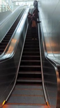 Gezginler Cam Çatı Altında Yürüyen Merdivenin Tepesine Ulaşıyorlar