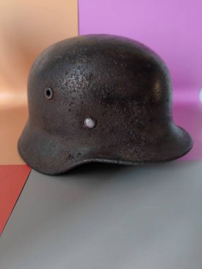 Tarihi yeniden yapılanma ve askeri koleksiyon için paslı ve iç iskeleti olan hakiki hasarlı askeri metal miğfer.