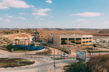 Rosh Haayin / İsrail - 4 Ekim 2020: İsrail 'de çocuk parkı ve döner kavşak